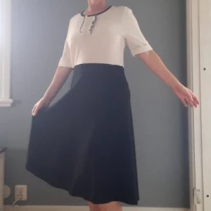 Klänning från Jumperfabriken  - Tunt stickad bomullsklänning med vackra detaljer. 