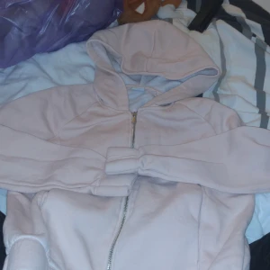 Xs - Skön och varm fin rosa och fickor på båda sidorna skriv privat för mer bilder/info pris kan diskuteras💕