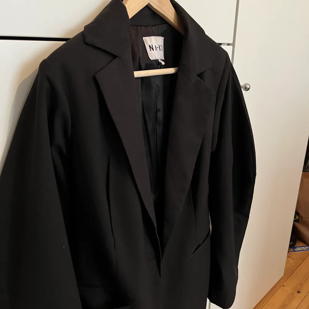 Säljer en svart blazer från NA-KD i storlek 32. Superfin! Nypris 500 kr🥳 kan skickas eller mötas upp i Stockholm! . Kostymer.