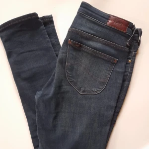 Lowcut slim&straight jeans - Snygga knappt använda Leejeans. Kan inte hitta Size men skulle gissa på 36. 300kr inklusive frakt eller bud.
