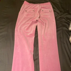 Rosa juicy - Hej, säljer mina rosa juicy byxor i S som är köpta på Juicy coutures hemsida för cirka 2 månader sen och är använde typ 2-3 gånger, skriv för fler bilder💓(är 177 med långa ben så dom är lite för korta på mig)