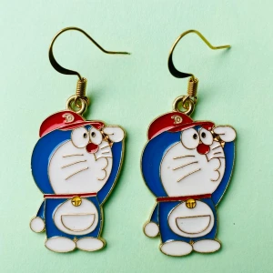 Doraemon örhängen 💙 - Nickelfria krokar och fri frakt 💙