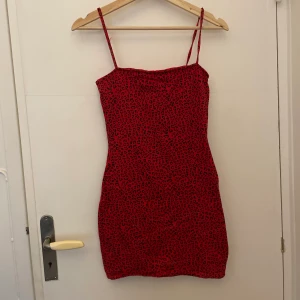 Mönstrad klänning - Klänning med leaopardmönster från HM i storlek 36/S, går ner till mitten av låret. Rätt liten och skulle säga att den passar S, möjligtvis XS också.