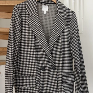 H&M kavaj size 44 - Kavaj från H&M storlek 44. Tröjan under finns också att köpa, kolla på mitt konto. Köparen står för frakt annars kan vi träffas utan kostnad om ni bor i Stockholm.