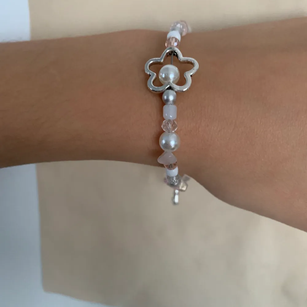 Egengjort <3 16-17cm. Pris kan diskuteras tillsammans men det blir runt 50-60kr + 13kr frakt đĂlskar blom-pĂ€rlorna i armbandet!! Vill du ha en gullig satin pĂ„se blir det typ 4kr extra. Du kan se pĂ„sen pĂ„ första kollektion inlĂ€gget đ. Asusteet.