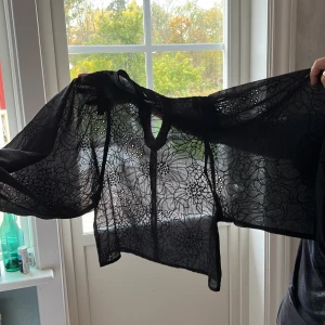 Ballong-långärmad svart tröja - Ballongärmad långärmad! Svart genomskinlig tröja med blommigt mesh-tyg. Aldrig använd! Kan fraktas 