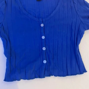 Mörk blå knapp tröja  - En mörkblå knapp tröja med v ringat hals , orginal priset var 50-60kr storlek xs 