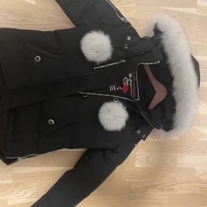 Moose knuckles dam  - Använd 4-5 gånger. Inga fel på den ser ut som ny, kvitto finns. Kan sänka priset för snabbare affär