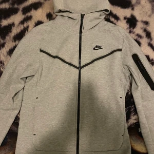 Nike tech tröja - Storlek S