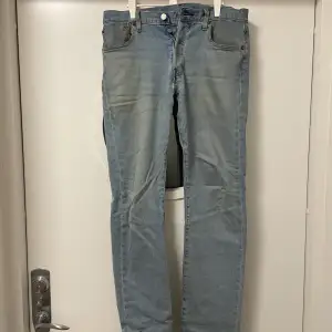 Jag säljer nu ett par Levi’s 501 jeans. Jeansen är ljusblå och är köpta på Levi’s egna hemsida, nypris för jeansen var omkring 1 100kr. De är i mycket bra skick! 