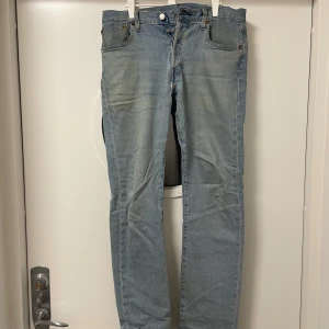 Ljusblå Levi’s 501 Jeans - Jag säljer nu ett par Levi’s 501 jeans. Jeansen är ljusblå och är köpta på Levi’s egna hemsida, nypris för jeansen var omkring 1 100kr. De är i mycket bra skick! 