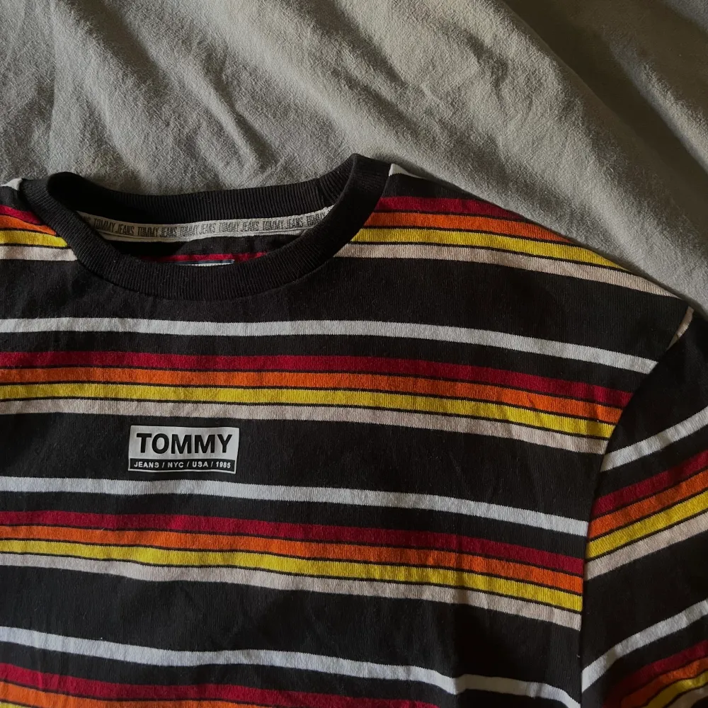 Randig t-shirt från Tommy Hilfiger. Sitter lite oversized. Köpt för ca 500kr. Skriv till mig privat om du är intresserad :). T-shirts.