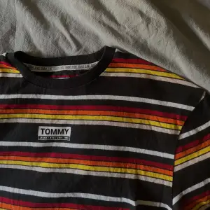 Randig t-shirt från Tommy Hilfiger. Sitter lite oversized. Köpt för ca 500kr. Skriv till mig privat om du är intresserad :)