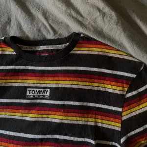 Tommy Hilfiger T-shirt - Randig t-shirt från Tommy Hilfiger. Sitter lite oversized. Köpt för ca 500kr. Skriv till mig privat om du är intresserad :)