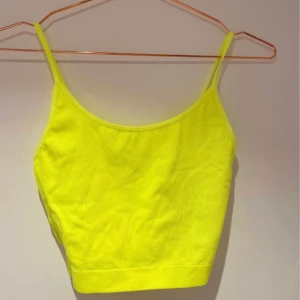 Toppar - Två söta toppar för 25 kr st. Båda är i storlek S. tryck inte köp nu. Skriv privat istället. Köparen betalar frakten.