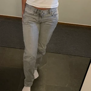 Ljusgrå low waist jeans - Säljer dessa skitsnygga ljusgrå jeans som är Low waist från Gina tricot. Slutsålda och är i storlek 34 men sitter även som 36. Jag är 165 cm och de är långa i längden men sitter jättesnyggt. 