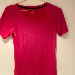 Tränings tröjor  - Tre söta tränings tröjor. Alla är i storlek XS men passar även S. 30kr st. tryck inte köp nu. Skriv privat istället. Köparen betalar frakten.