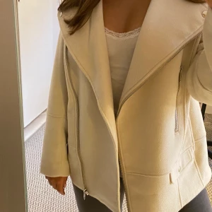 H&M jacka🤍 - Crémevit jacka i tyg, oversized. Oanvänd! Köpt för 499kr. Frakt tillkommer🤍