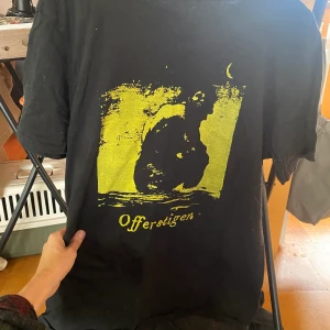 Offerstigen T-shirt - Offerstigen-merch i nyskick 