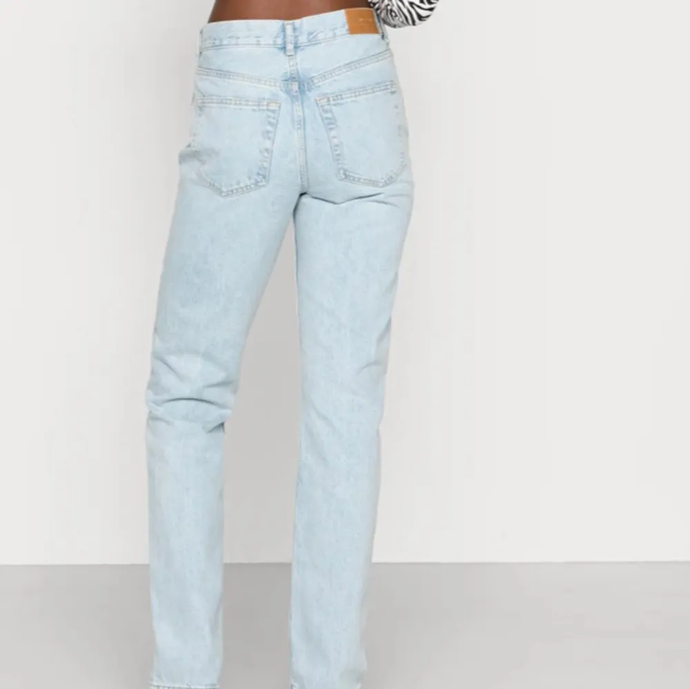 Säljer dessa jeans från Ginatricot i storlek 40, säljs för 200kr (nypris 600kr) . Jeans & Byxor.