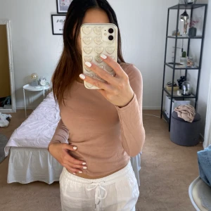 Rosa långärmad tröja - Långärmad tröja som har så skönt material. Sitter tajt och bra mot kroppen. Kan mötas upp eller frakta.
