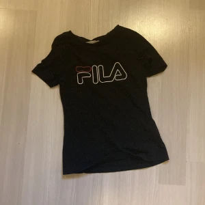 Fila - Detta är en fila t-shirt i väldigt bra skick, trycket är som nytt och det är även tröjan. Den är i xs och kostar 50kr.