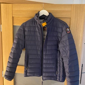 parajumper jacka  - säljer nu min nästintill oanvända parajumperjacka i storlek M men passar även mig som i vanliga fall har s/m. inga defekter då en endast är använd två gånger 