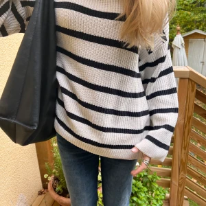 Randig stickad tröja  - Min absolut favorit tröja säljer jag nu! Perfekt nu till hösten😍