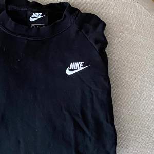 Svart Nike sweatshirt med enkelt tryck,  vanlig i passformen alltså inte oversize! Frakt tillkommer 🤎