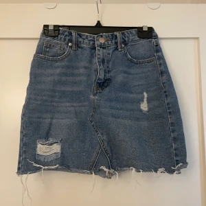 Jeans kjol - Säljer denna Jeans kjol pågrund  är lite för stor för mig. Den är i storlek 34 men passar även 36