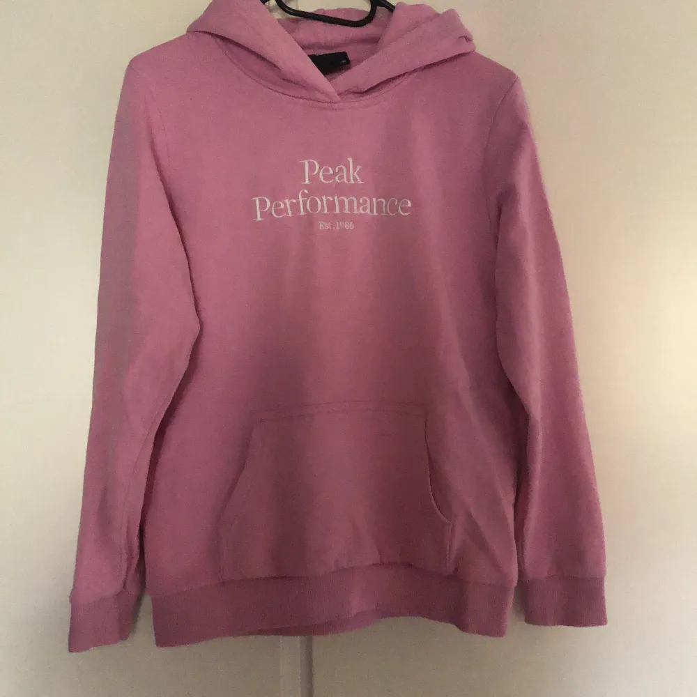 En superfin rosa Peak Performace hoodie oo strl S. Väldigt bra skick ❤️‍🔥. Hoodies.