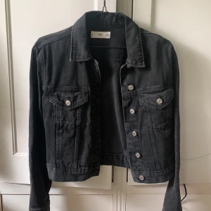 Super söt jeansjacka! - Säljer nu min älskade gråa jeansjacka från mango. Storlek XS men passar mig som vanligtvis har S. Mitt pris 100kr+frakt