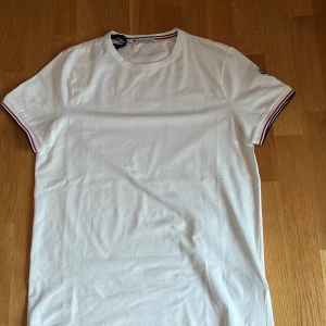 Moncler  t-shirt storlek m - Moncler t-shirt storlek m, slim fit. Helt oanvänd. Köptes för priset 1800 
