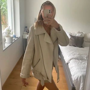 Beige jacka - Säljer denna jackan i beige, superfin men använd därav priset!🤍 
