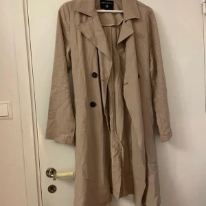 Trenchcoat  - Superfin trenchcoat med fint fall pga det mjuka materialet. Storlek 38