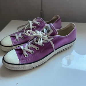 Converse low i strl 40💙💙 - Converse low i strl 40💙💙Vändigt fint skick!!