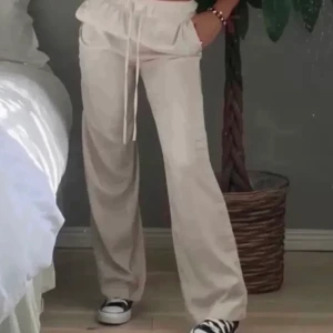 linnebyxor HM - ❗️LÄGGER UT IGEN ❗️säljer mina super fina eftertraktade linnebyxor som är slutsålda på HMs hemsida till sommaren❤️‍🔥 I väldigt gott skick, helt defektfria. Storlek M sitter lågmidjat på mig som är ca 164cm lång. De är lite långa på mig men skulle nog passa alla mellan 160-170 eller längre.                            