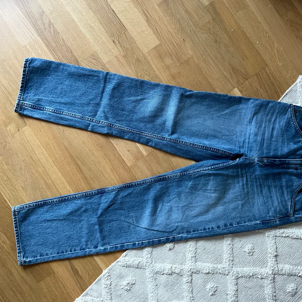 Jeans från uniqlo, säljer då de är för små för mig. Jeans & Byxor.