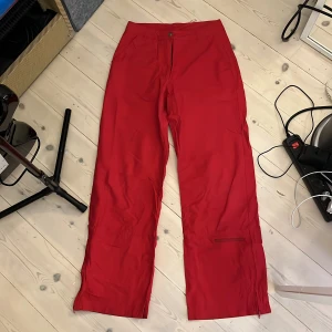 Röda byxor  - Jätte jätte snygga röda byxor som var min fasters på 2000 talet, sitter asssss snyggt på rumpan. Skicket är 10/10! Köparen står för frakten, kan mötas upp också!