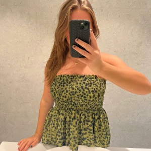 Mönstrad topp/kjol - Jättesöt topp/kjol som kan användas som både och! Passar superbra till vardags men även till fest💚 Helt oanvänd och i nyskick