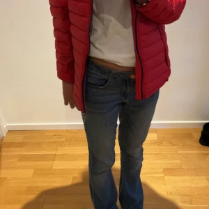 Jacka - Jätte fin röd Sail Racing jacka för ett bra pris! Jätte bra skick alltså som ny! Skriv privat för fler bilder. Säljer för 500 kr + frakt. 