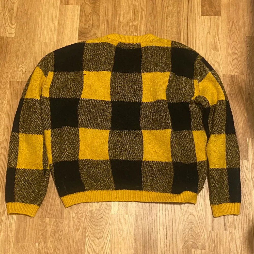 Säljer denna vinter tröjan från H&M, väldigt bra skick och mycket varm. Den är storlek 158/164, passar även i storlek S & M, stretchig. Stickad material, håller mycket värme. (Den ser mer gul ut i bilden, främst är den mer orange på verkligt). Inga hål! . Stickat.