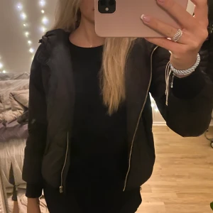 Jacka - Säljer denna svarta basic puffjackan, den är varm och passar till allt. Storlek XS men passar absolut en S. Skön och gullig! 💋Köparen står för frakten! 