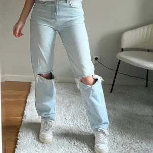 Zara Jeans - Jeans från zara. Sitter lite tajtare längst ner så de blir raka. Medelhöga i midjan.