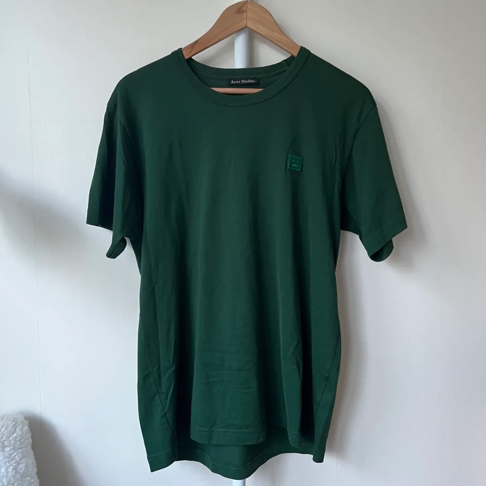 Grön T-shirt från acne . T-shirts.