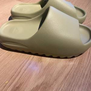 Helt nya yeezy slide resin som köptes från confirmed. Kvittot Finns kvar. Meetup i Stockholm eller frakt. STORLEK 43