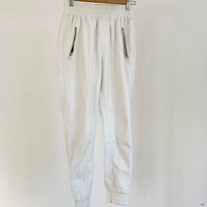 Faux Leather trousers  - Läder imitation byxor, har lite märken och tecken på slitage 