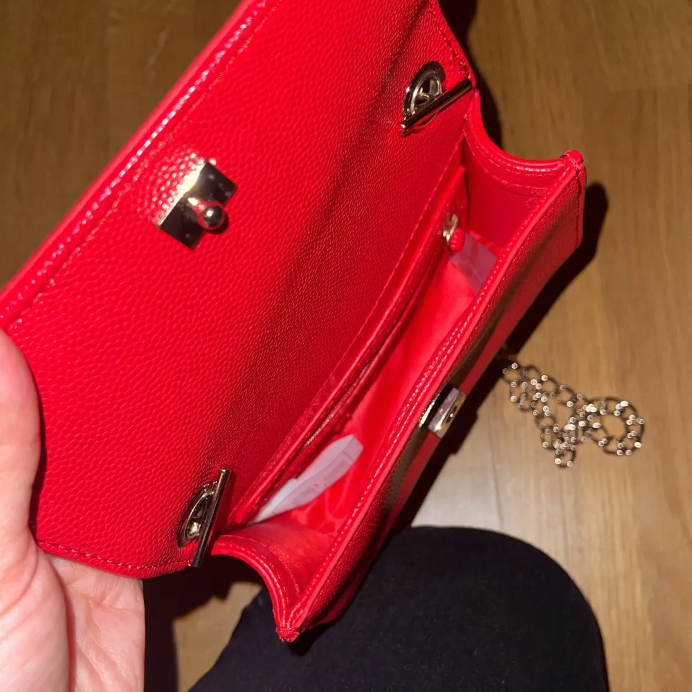 Helt oanvänd valentino handväska. Höjd: 12cm Längd: 17cm Vidd: 4cm. Väskor.