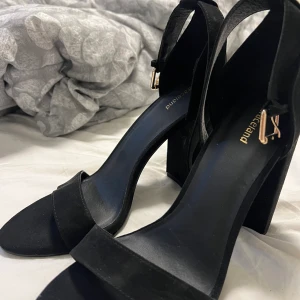 Klackskor  - Säljer dessa helt oanvända klackskor från det stora d. Köpta för cirka ett år sedan därav damm något som går att tas bort! 