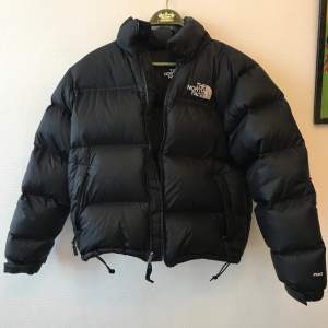 North face jacka. Större lagningar på vänstra armen (går säkert att göra snyggare än jag gjort) och lite andra pyttesmå lagningar på andra ställen. Pris är diskuterbart 